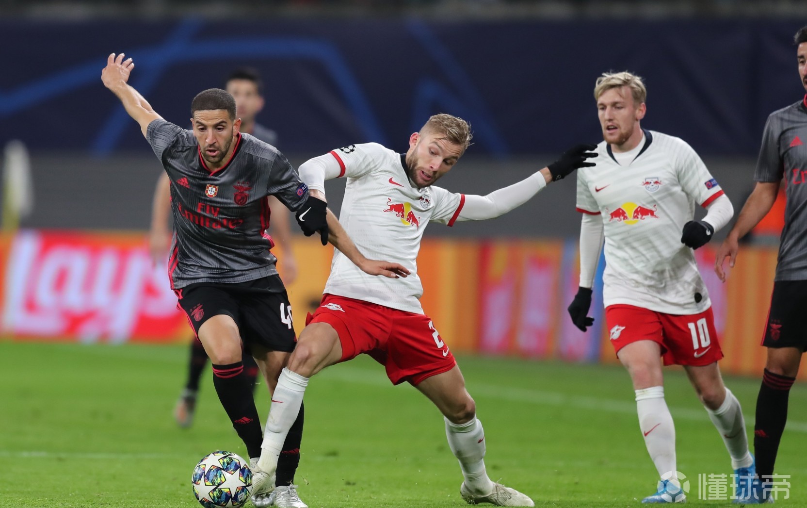 半岛体育中国官网-阿贾克斯突破魔咒，成功晋级强