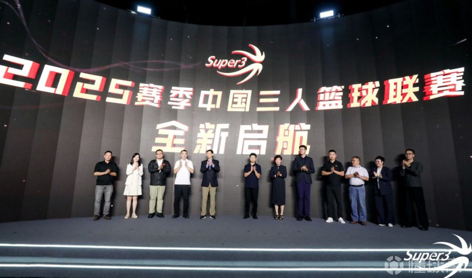 半岛体育下载-关于篮球联赛新赛季启航，各队展现出战斗力的信息