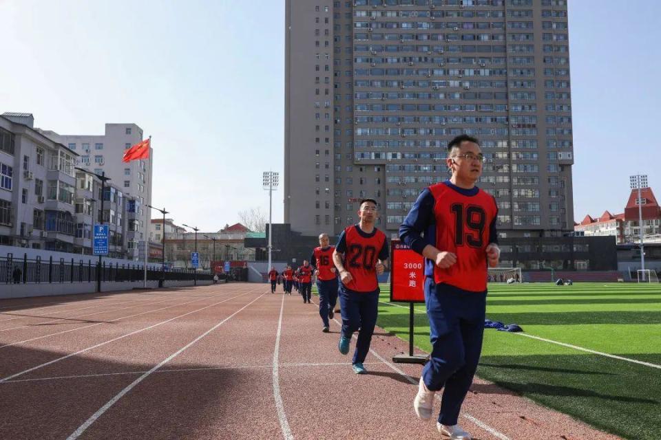 半岛体育直播-勇士主教练晒训练幕后花絮备战做足功课的简单介绍