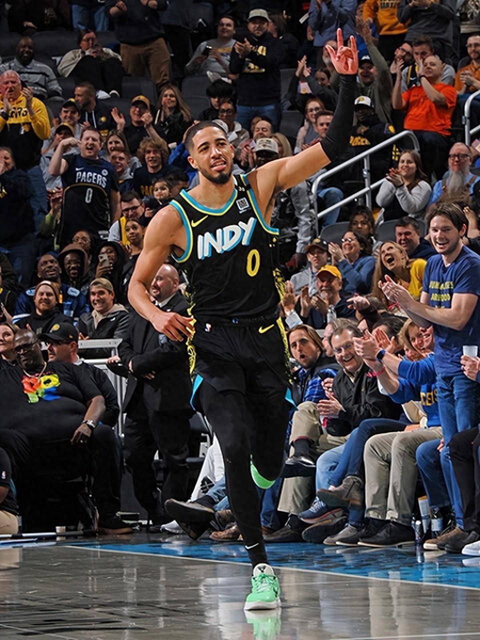 鹈鹕擊败太阳：英格拉姆的全面表现帮助球队获胜