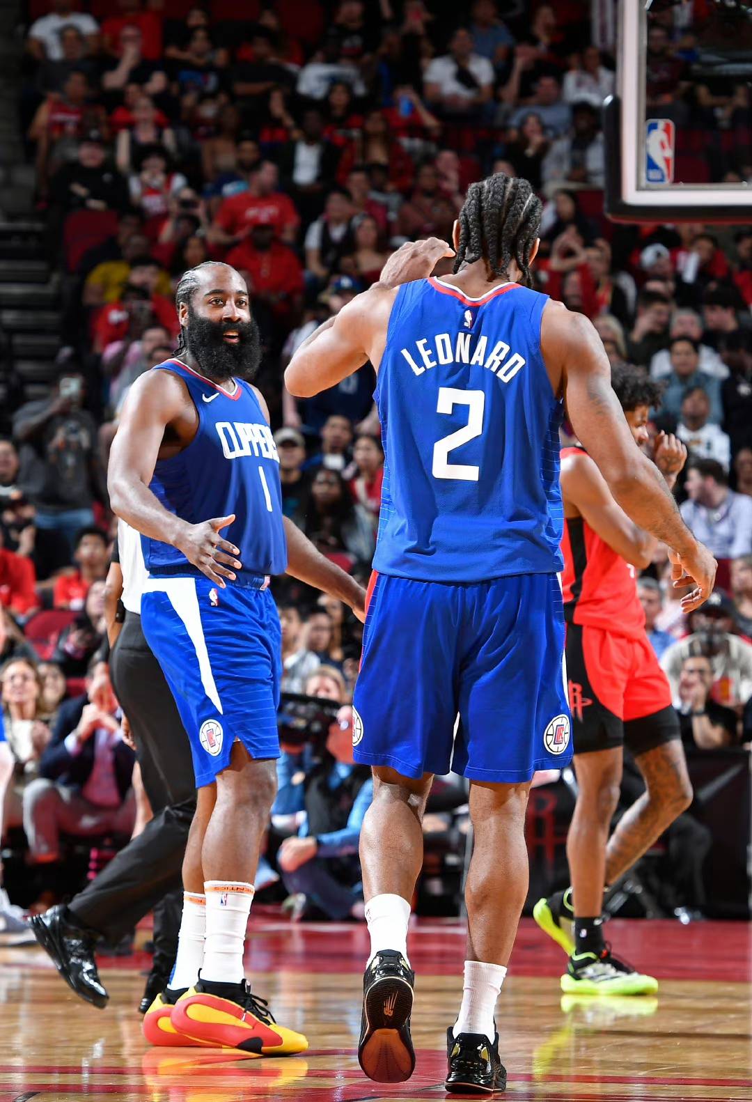 半岛体育官方-球队新战术大获成功，备战季后赛