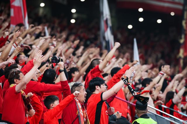 关于火爆赛事掀起球迷狂热,场下助威声不断的信息 关于火爆赛事掀起球迷狂热,场下助威声不断的信息