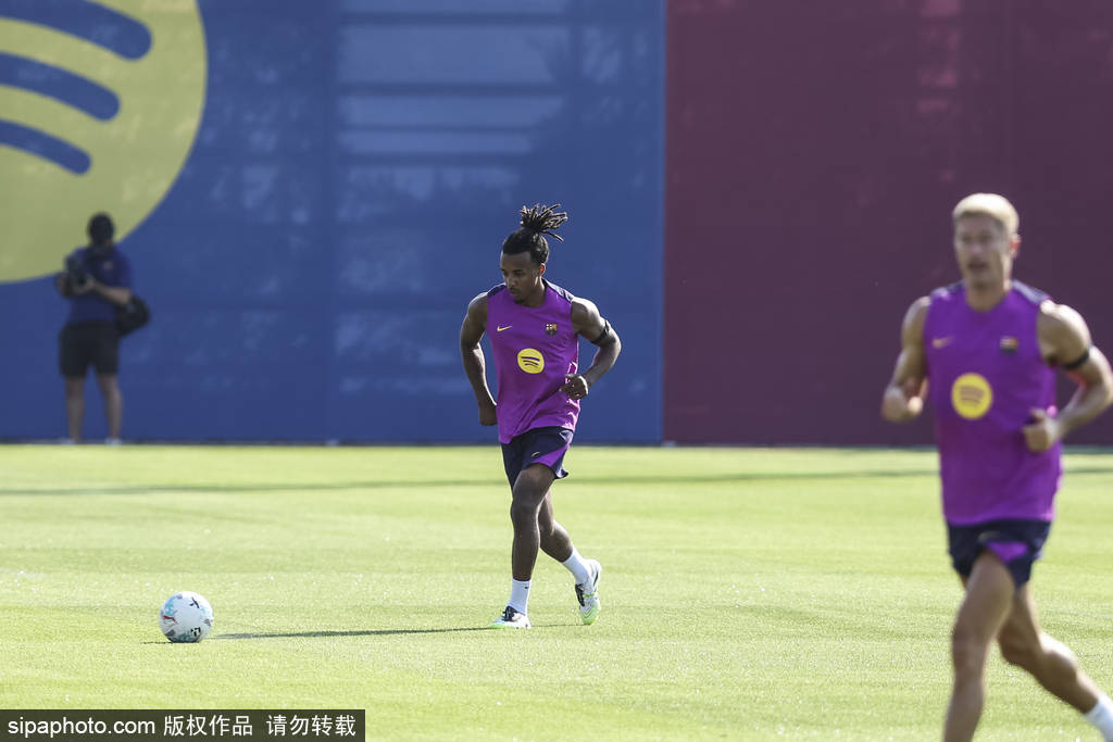 巴萨新帅首秀失利,球迷呼吁大变革 巴萨新帅首秀失利,球迷呼吁大变革