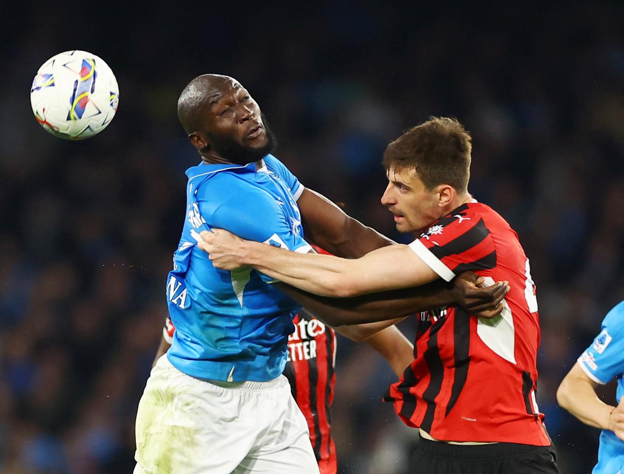 包含AC米兰客场惊险胜那不勒斯，保持不败的词条