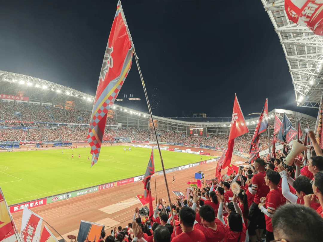 重要足球赛事即将举行，球员们全力以赴备战