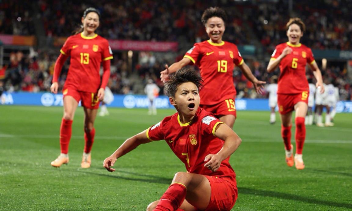 关于勇往直前：女足队员在热身赛中表现抢眼的信息