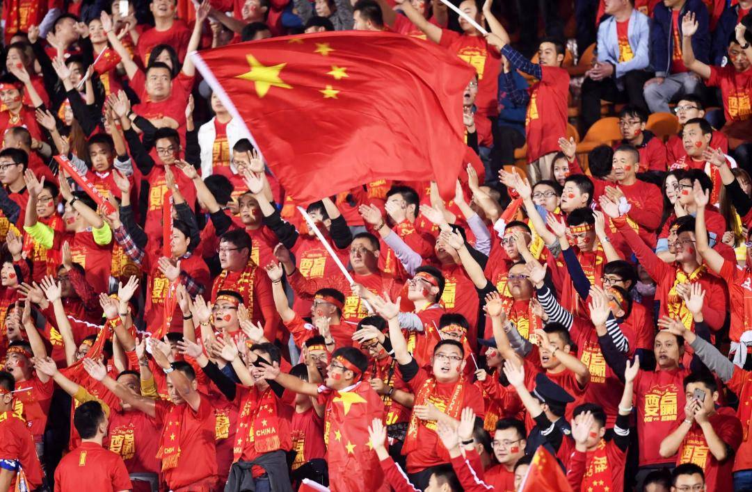 足球比赛看点纷呈,球迷热情高涨 足球比赛看点纷呈,球迷热情高涨