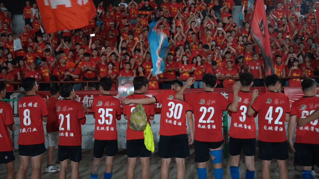 主场球队在比赛中赢得胜利守住领先位置 主场球队在比赛中赢得胜利守住领先位置